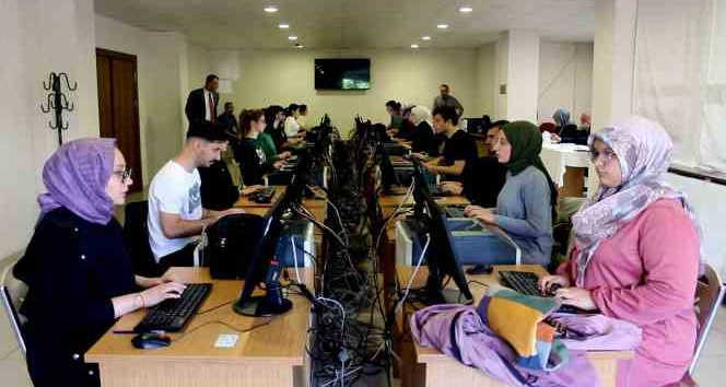 Sivas’ta katip adayları klavye sınavında ter döktü