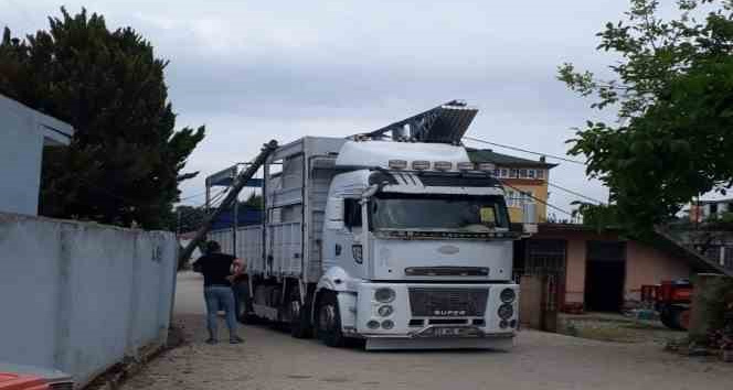 Prefabrik ev elektrik tellerine takıldı