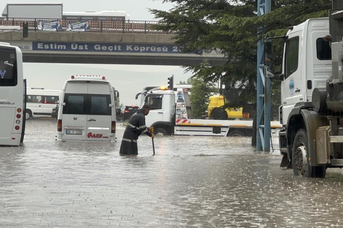 Eskişehir&#039;de sağanak hayatı felç etti, bazı araçlar suda mahsur kaldı