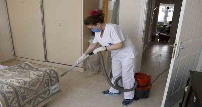 Kuşadası Belediyesi Evde Bakım Birimi vatandaşların yanında