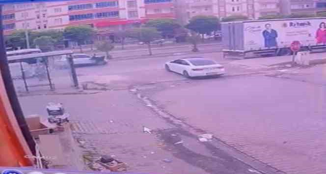 Otomobilin çarptığı yaya yaralandı, o anlar kameraya yansıdı