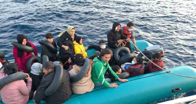 Lastik botları arızalanan ve sürüklenen 27 kaçak göçmen kurtarıldı