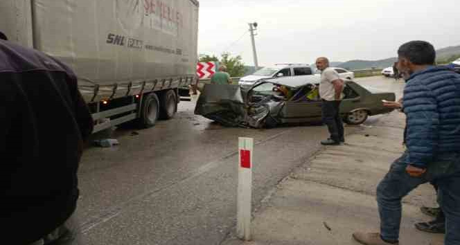 Burdur’da kamyonet ile otomobil çarpıştı: 3 yaralı