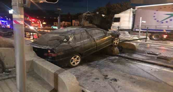 Edirne’de gişelere çarpan alkolü sürücünün otomobili alev alev yandı