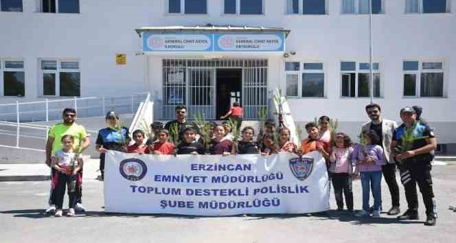 Erzincan’da polisler çocuklarla fidan dikti