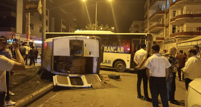 Batmanda belediye otobüsü ve minibüs çarpıştı: 8 yaralı
