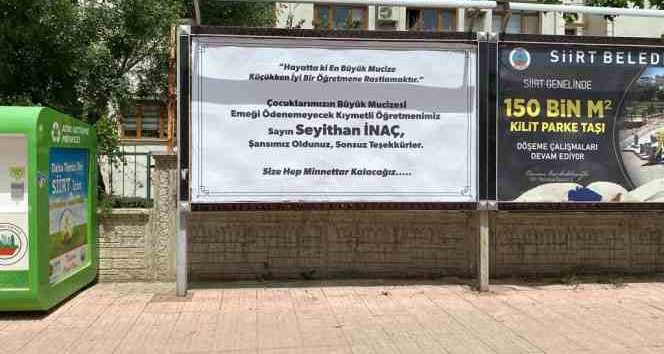 Öğrenci ve veliler öğretmenlerine olan minnet duygularını billboarda verdikleri ilanla duyurdu