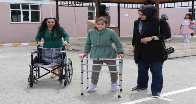Bir yıl boyunca topladığı atık plastiklerle, mezun ettiği öğrencisine tekerlekli sandalye aldı
