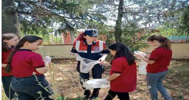 Jandarma ve öğrencilerden çevre temizliği