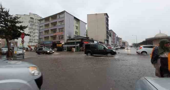 Meteoroloji uyarmıştı, Kars’ta caddeler göle döndü