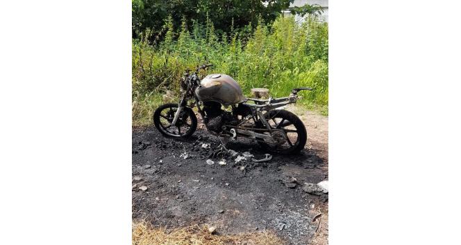 Park halindeki motosiklet kül oldu