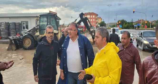 Kayseri’de sağanak sele dönüştü, bazı iş ve evleri su bastı
