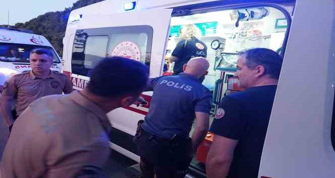 Denize giren genç kız boğulma tehlikesi geçirdi