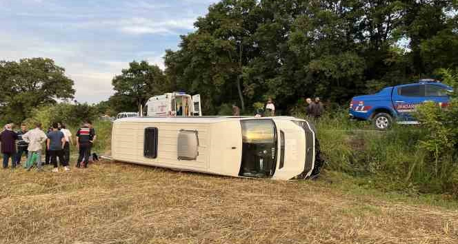 Düğüne giden minibüs devrildi: 1’i ağır 3 yaralı