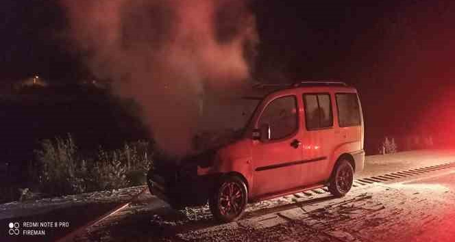 Burdur’da seyir halinde yanan otomobil kullanılamaz hale geldi