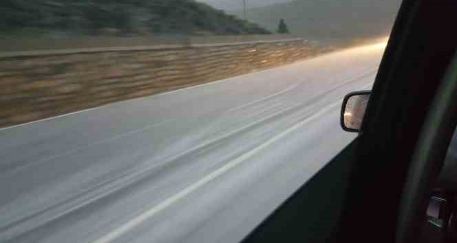 Dolu yağışı yolu beyaza büründürdü