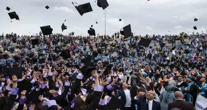 EBYÜ’de mezuniyet coşkusu