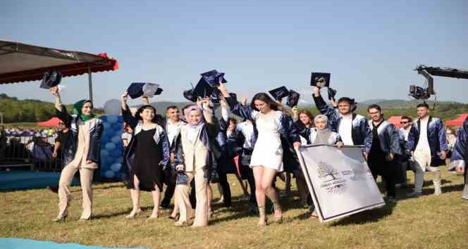 BARÜ’de binlerce öğrenci mezun olmanın gururunu yaşadı