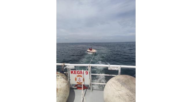 Çanakkale Boğazı’nda sürüklenen tekne kurtarıldı
