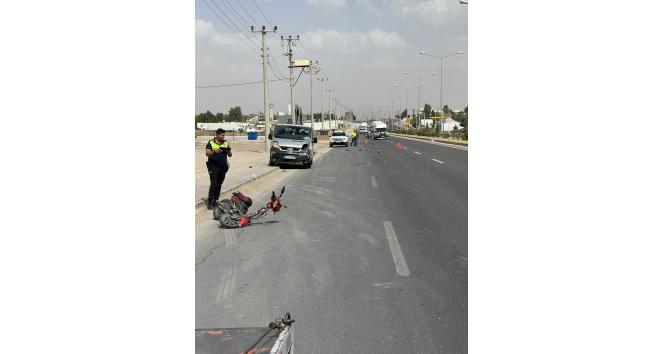 Mardin’de hafif ticari araç motosiklete çarptı: 2 yaralı
