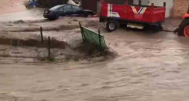 Kırıkkale’de sel felaketi: Duvarları yıkılan ağırdaki küçükbaş hayvanlar sele kapıldı