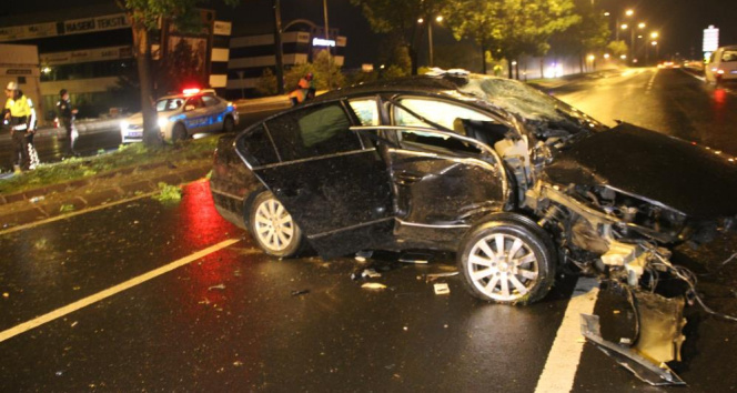 Kayseride ağaca çarpan otomobilin motoru karşı şeride uçtu: 2 ağır yaralı