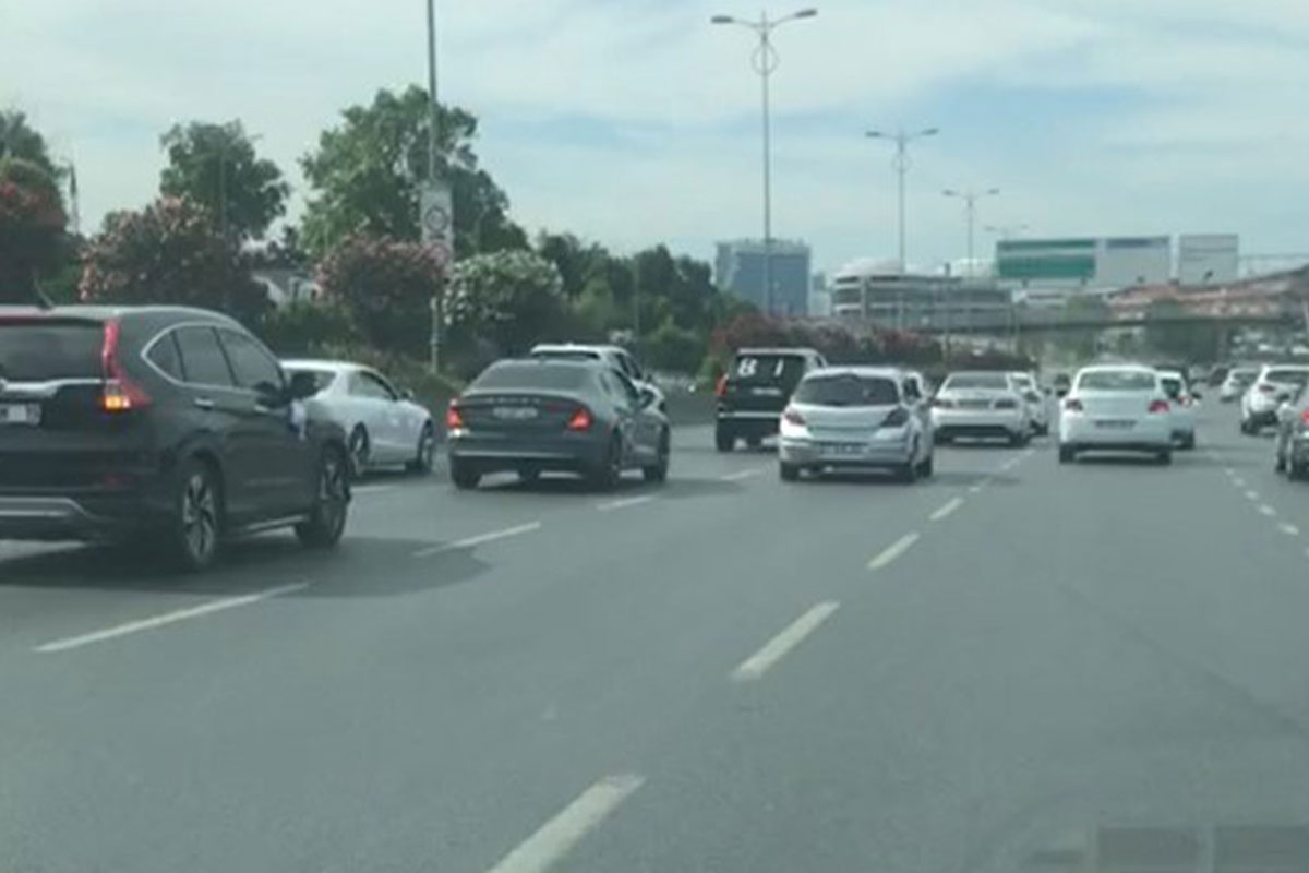 Bayrampaşa'da düğün konvoyu 4 şeritli yolu kapatıp, trafiği yavaşlattı