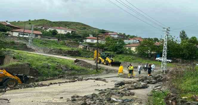 Gölbaşı Belediye Başkanı Şimşek, selden etkilenen Yaylabağ Mahallesi’nde incelemelerde bulundu