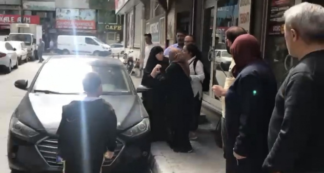 İstanbulda bıçaklı çöp atma kavgası kamerada: Kadın dükkanın camını kırdı