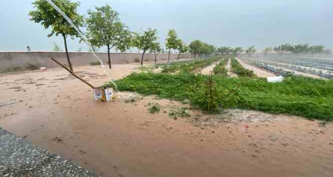 Sağanak yağışlar Kırşehir’in ilçelerini vurdu