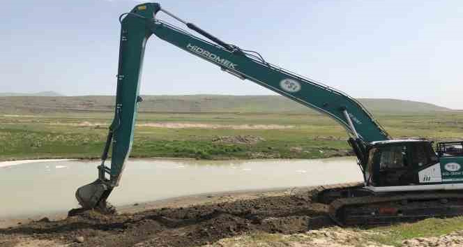 Ahlat’ta sulama kanalları temizleniyor