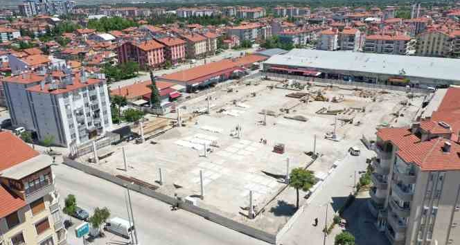 Davraz Çarşamba Kapalı Pazaryerinin çelik kolon montajları yapılıyor