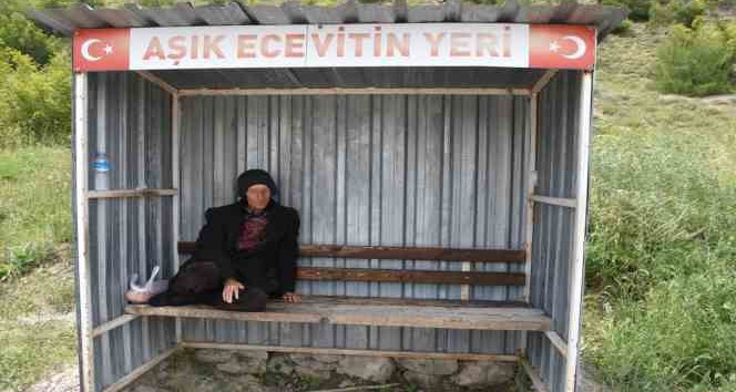 Divane aşık, 24 yıldır aynı durakta sevdiği kadını bekliyor