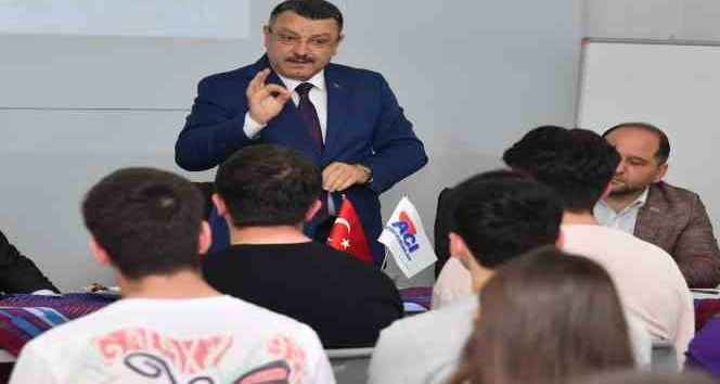 Başkan Genç YKS’ye girecek gençlere tavsiyelerde bulundu
