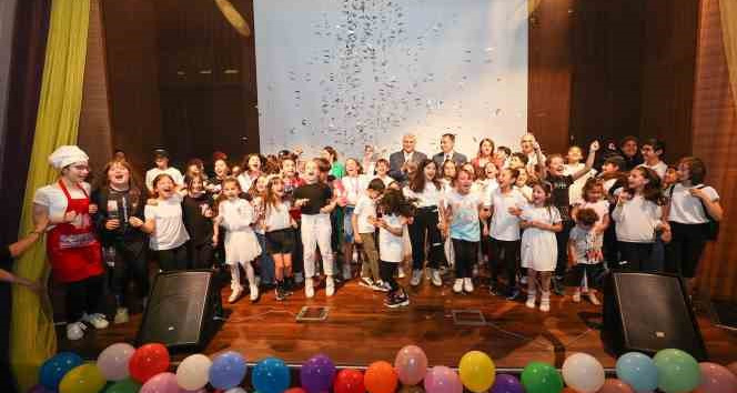 Miniklerin sevincine ortak olan Yüce’den mesaj: “Çocuk gülerse dünya güler”