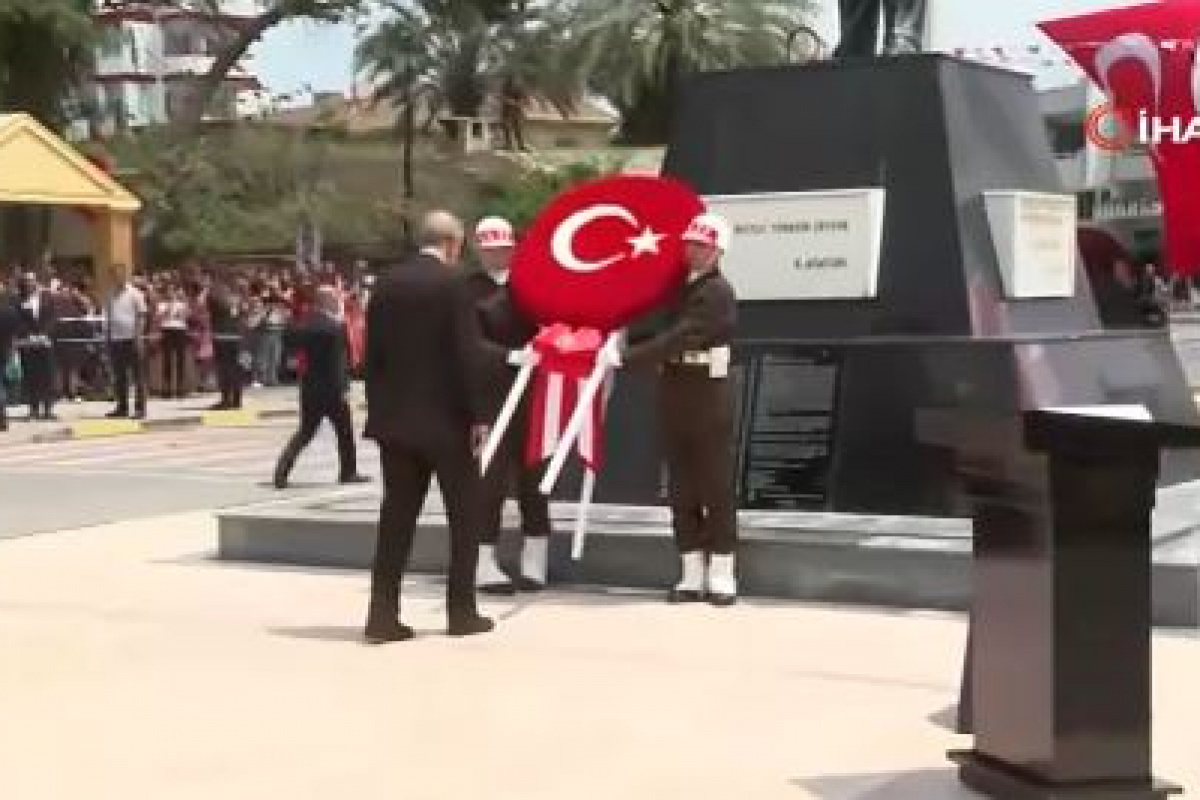 Cumhurbaşkanı Erdoğan, Lefkoşa’da Atatürk Anıtı’na çelenk bıraktı !