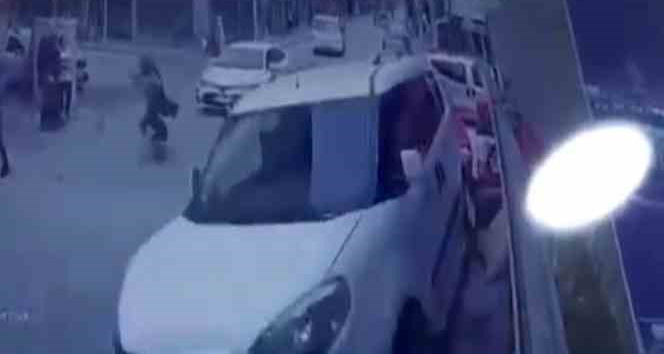 Hafif ticari araç geri kaçtı, 2 kişiyi altına aldı