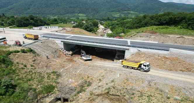 Sel afetinde çöken yola 35 metre uzunluğunda köprü inşa edildi
