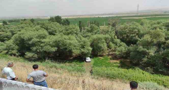 Kontrolden çıkan otomobil yol kenarına savruldu: 1 yaralı