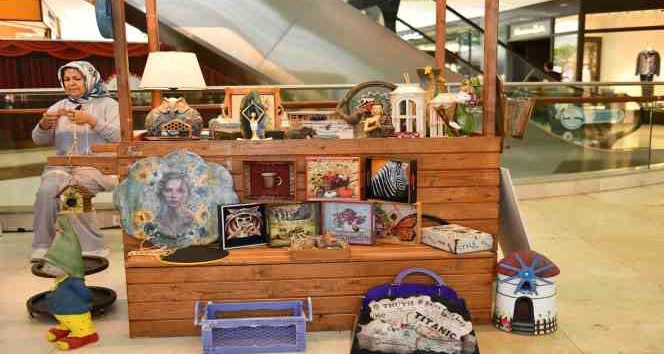 Kadınlar hem üretiyor hem sergiliyorlar