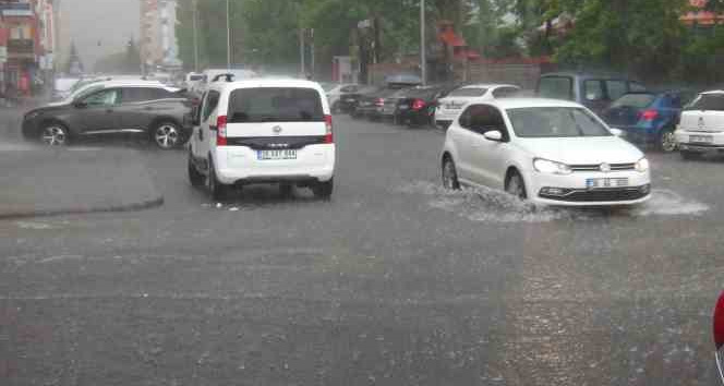 Kars’ta cadde ve sokaklar sular altında kaldı