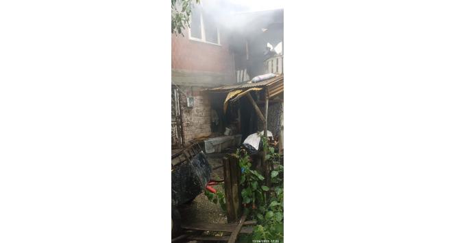 Bacada yakılan gazete yangına sebep oldu