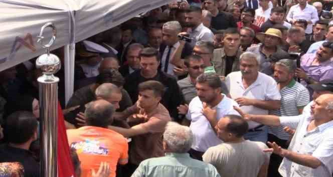 CHP’li Milletvekili Çakır şehidin defini sırasında ortalığı gerince tepki çekti