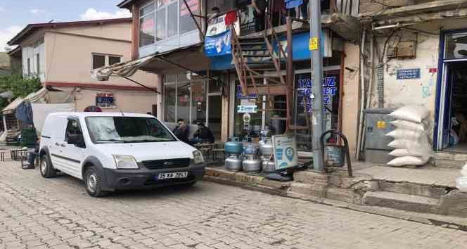Fren yerine gaza basınca oturanların arasına daldı