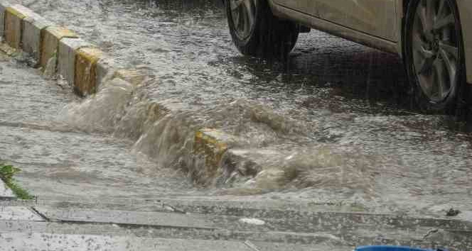 Ardahan’da sağanak ve dolu: Yollar göle döndü, araçlar zarar gördü
