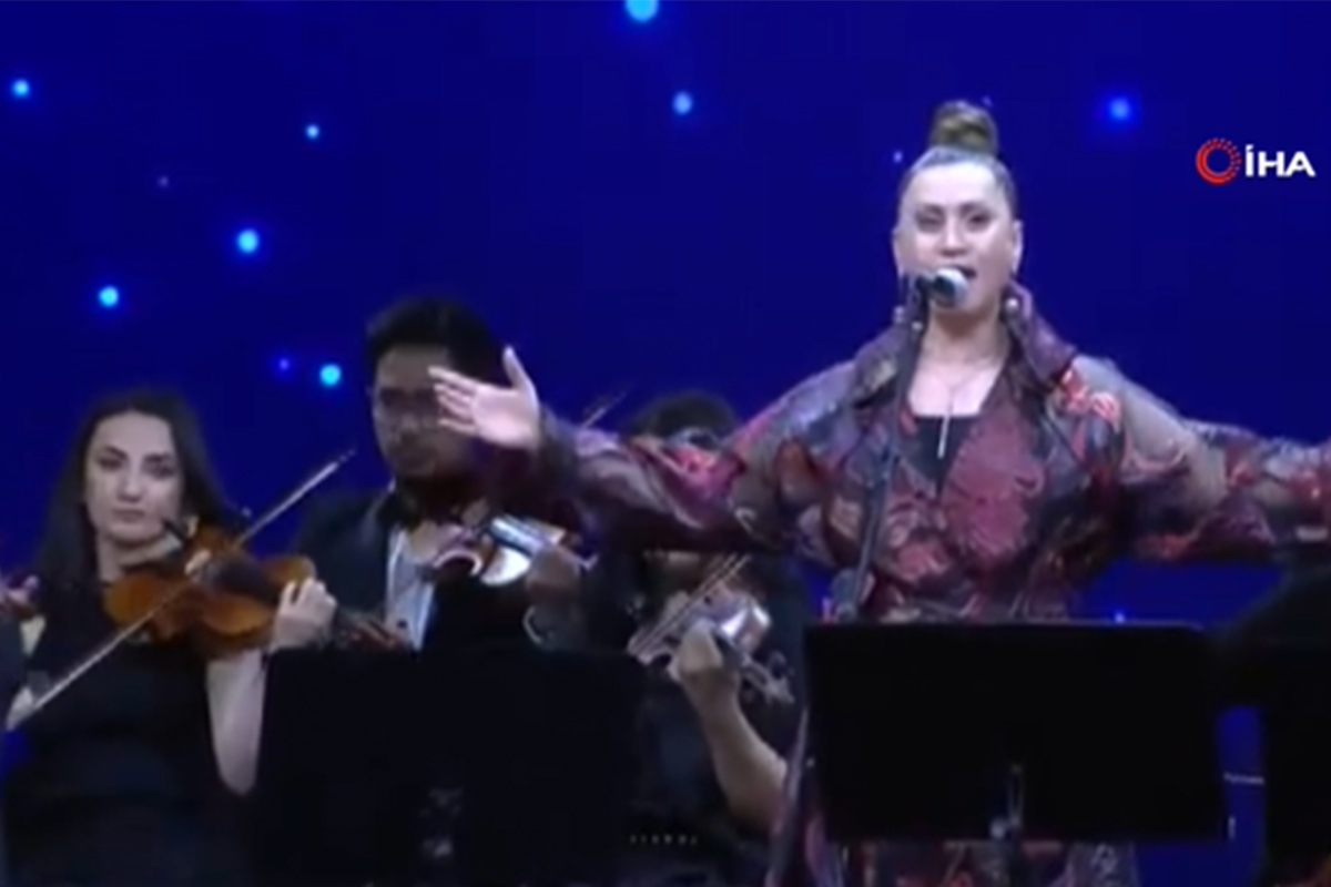Cumhurbaşkanı Erdoğan, Azerin'in 'Çırpınırdın Karadeniz' türküsünü ayakta alkışladı