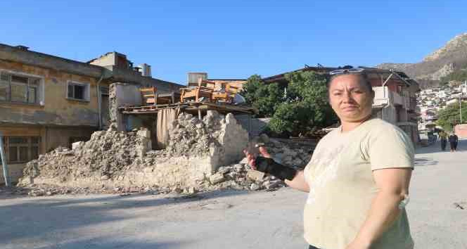 Enkazın ortasında dikkat çeken koltuk takımı