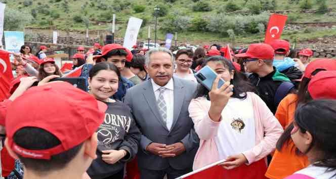 Mesire alanında yürüdüler, çevreye dikkat çektiler