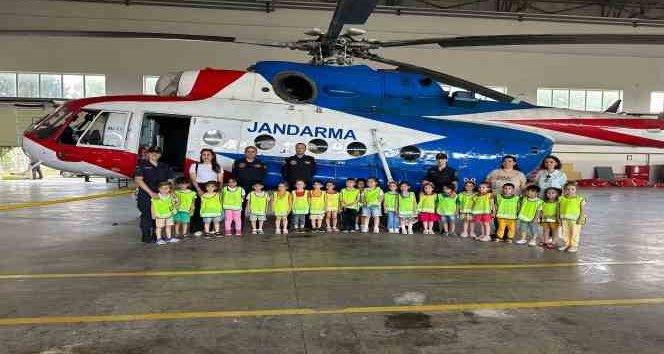 Minik öğrenciler filo komutanlığında ağırlandı