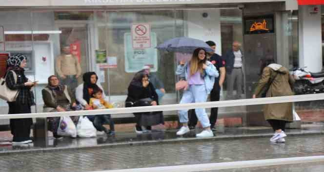 Şiddetli yağış hayatı felç etti